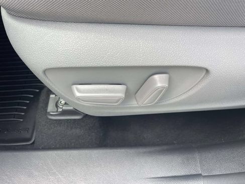 Used 2021 Toyota Highlander LE FWD image 16
