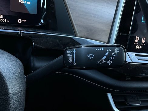 Used 2025 Volkswagen Atlas SE image 40