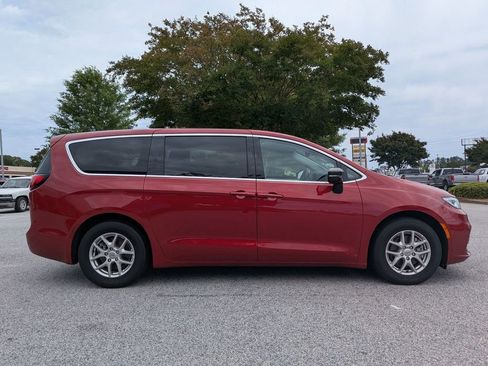 Used 2024 Chrysler Pacifica Touring-L FWD image 9