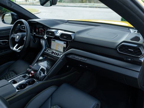 Used 2021 Lamborghini Urus image 16