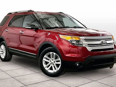 Used 2014 Ford Explorer XLT image 2