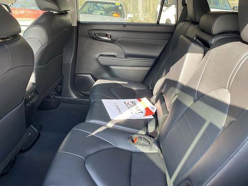 Certified 2025 Toyota Highlander XLE image 12