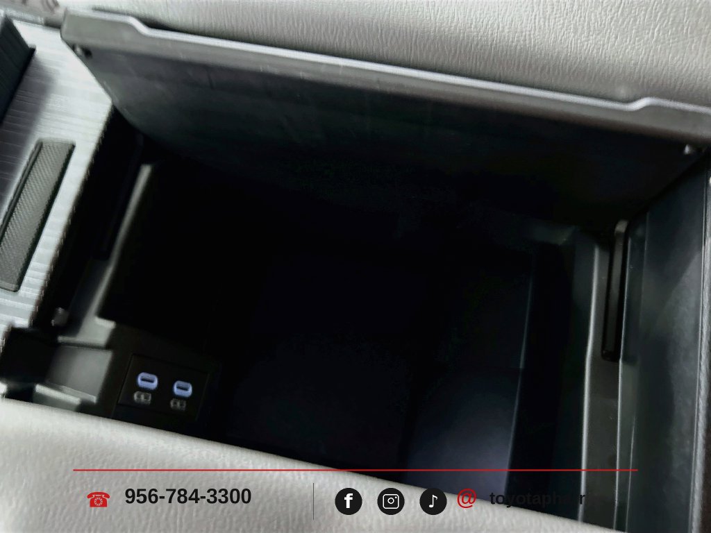 Used 2025 Toyota Sienna LE FWD image 26