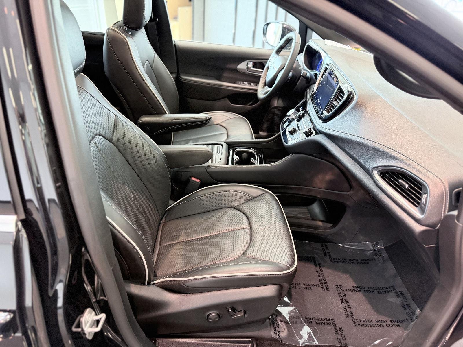 Used 2026 Chrysler Pacifica Limited FWD image 34