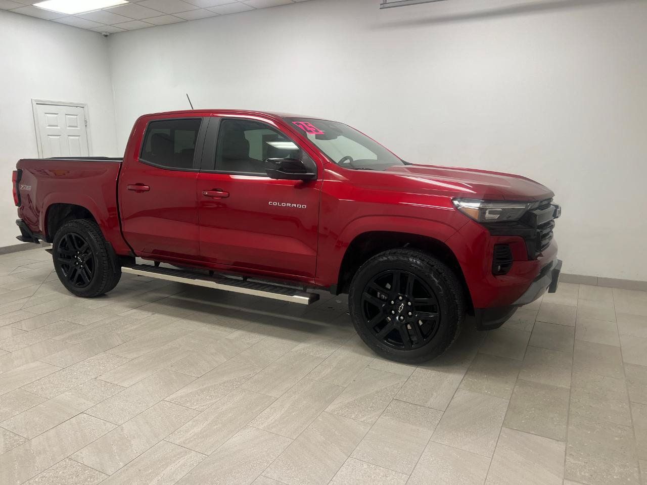 Used 2025 Chevrolet Colorado Z71 w/ Technology Package AWD/4WD image 9