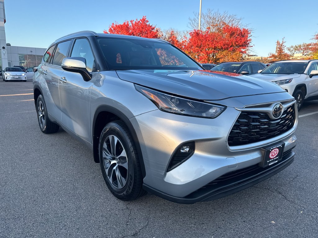 Used 2024 Toyota Highlander XLE AWD/4WD image 9