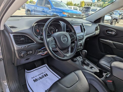 Used 2019 Jeep Cherokee Latitude Plus w/ Cold Weather Group AWD/4WD image 13