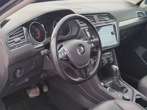 Used 2019 Volkswagen Tiguan SE w/ Panoramic Sunroof Package image 2