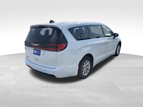 Used 2023 Chrysler Pacifica Touring-L FWD image 7