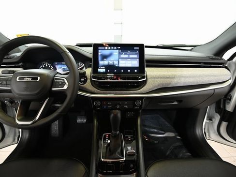 Used 2024 Jeep Compass Latitude image 2