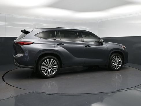 Used 2023 Toyota Highlander Platinum FWD image 8