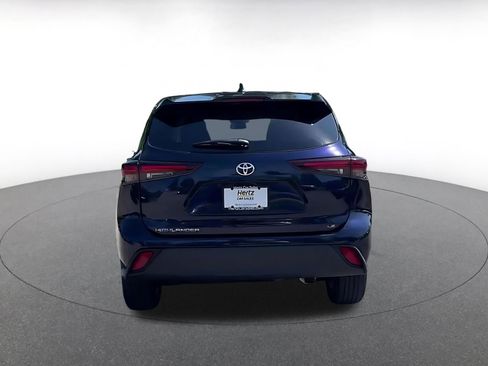 Used 2025 Toyota Highlander LE FWD image 12
