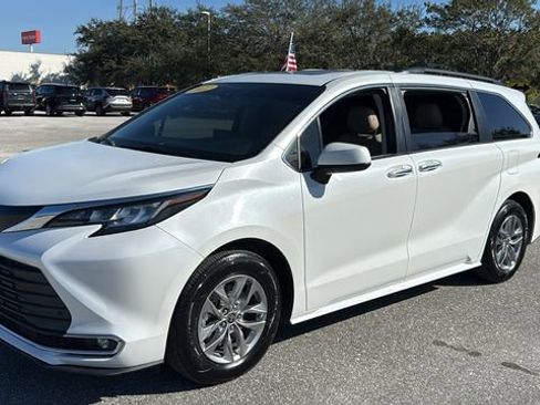 Used 2022 Toyota Sienna XLE image 3