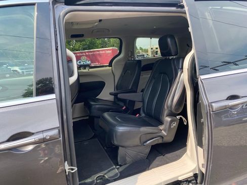 Used 2019 Chrysler Pacifica Touring-L FWD image 14