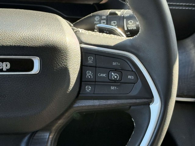 Used 2023 Jeep Grand Cherokee Limited w/ Black Appearance Package AWD/4WD image 18