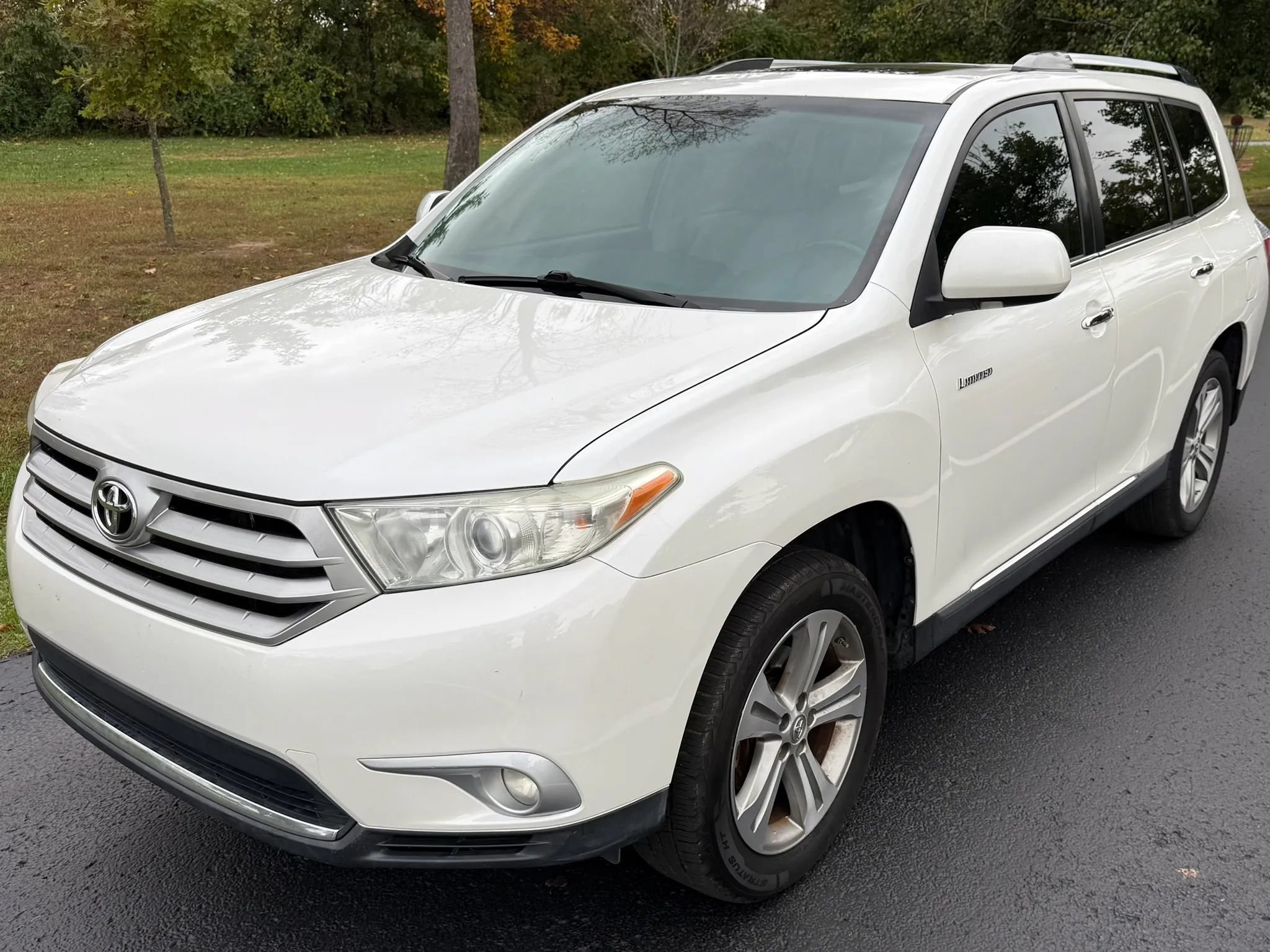 Used 2011 Toyota Highlander Limited w/ Tow Pkg FWD image 2