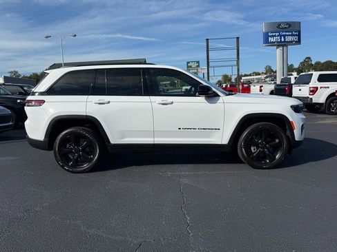 Used 2025 Jeep Grand Cherokee Altitude image 3