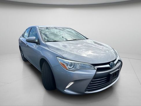 Used 2017 Toyota Camry XLE w/ Moonroof Package FWD image 2