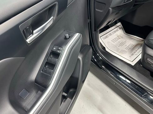 Used 2025 Toyota Highlander XLE image 9