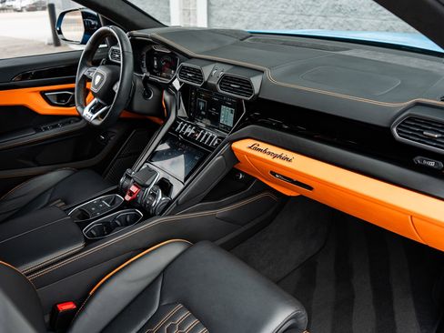 Used 2023 Lamborghini Urus S image 2