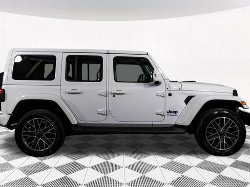 Used 2022 Jeep Wrangler Unlimited Sahara AWD/4WD image 17