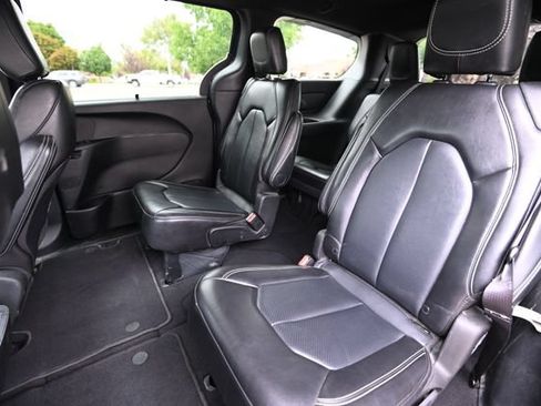 Used 2025 Chrysler Pacifica Select FWD image 12