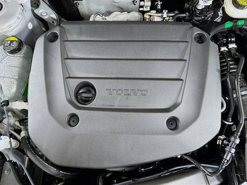 Used 2025 Volvo XC40 B5 Plus image 35