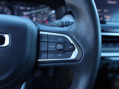 Used 2022 Jeep Compass Latitude image 23