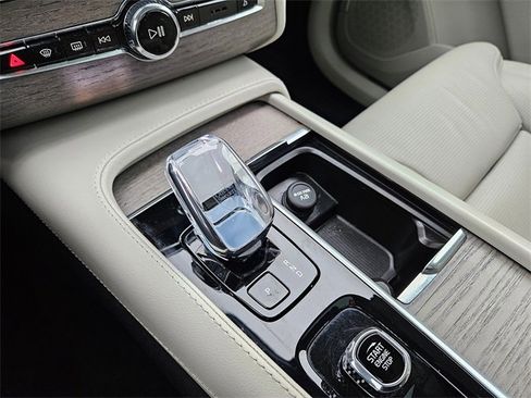 Certified 2024 Volvo XC90 T8 Ultimate w/ Protection Package Premier image 25