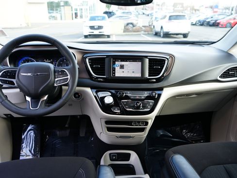 Used 2023 Chrysler Voyager LX image 19