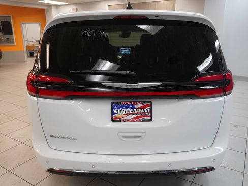Used 2023 Chrysler Pacifica Touring-L FWD image 8