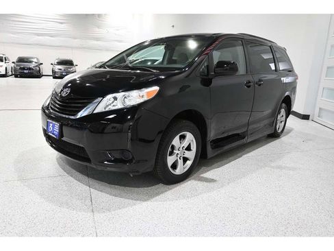 Used 2014 Toyota Sienna LE image 10