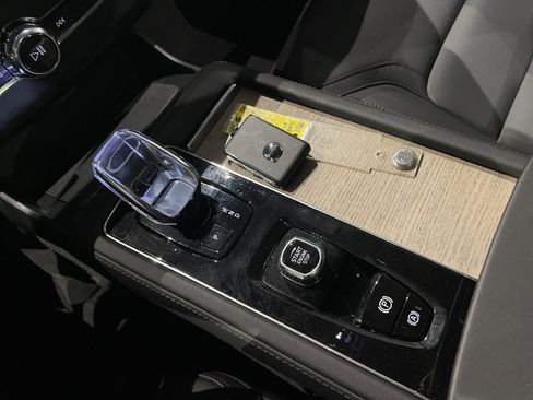 Used 2025 Volvo XC90 B6 Plus image 31