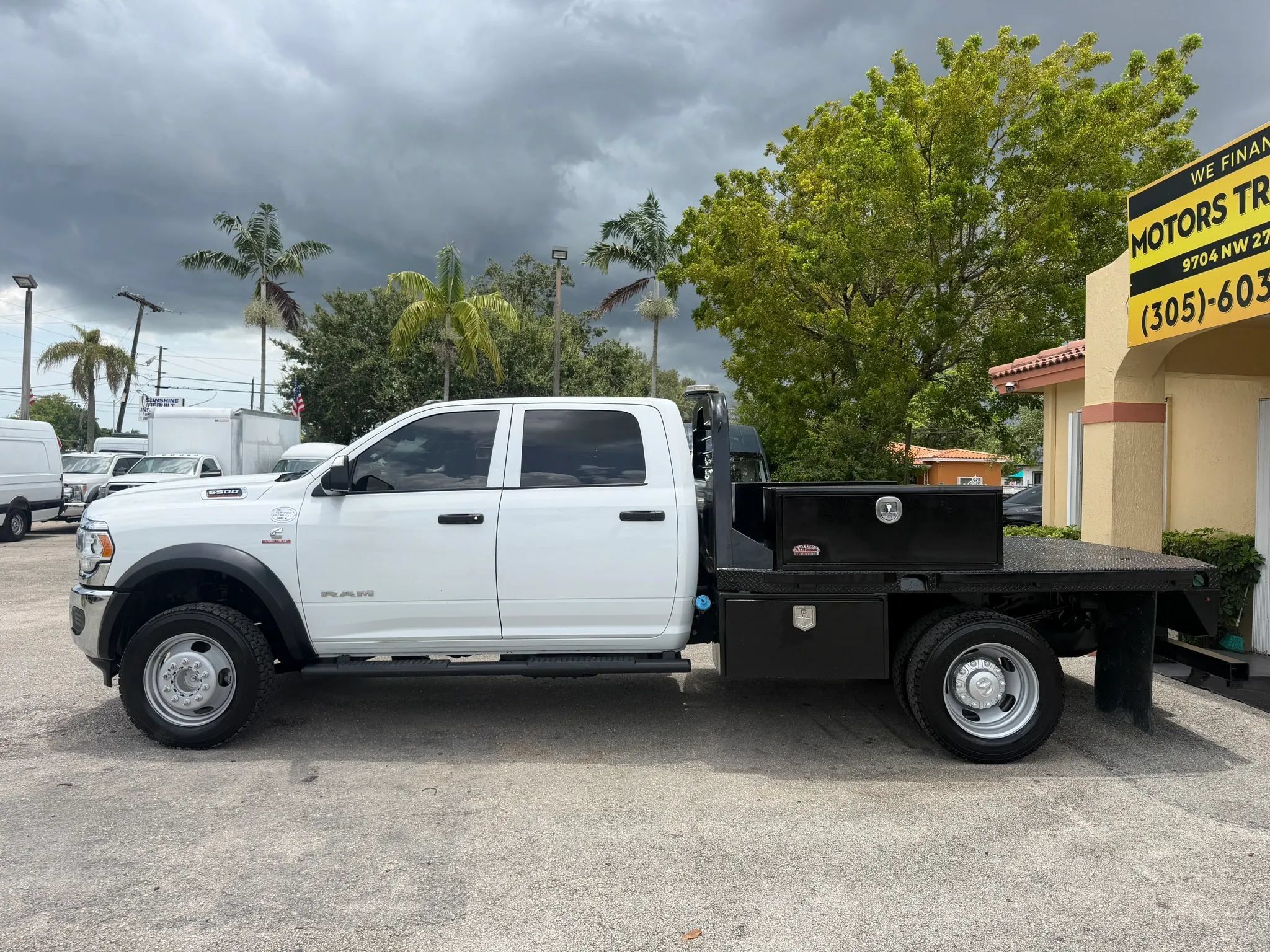 Used 2022 RAM 5500 4x4 Crew Cab Tradesman w/ Chrome Appearance Group image 2