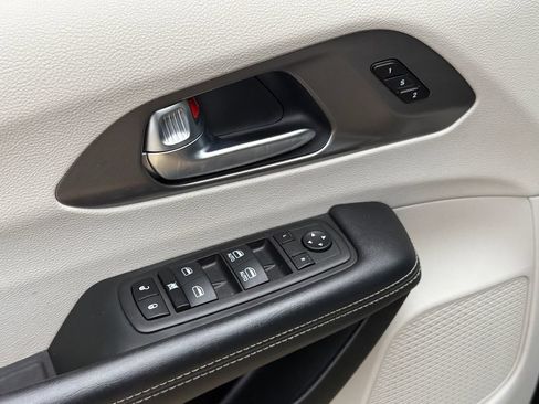 Used 2023 Chrysler Pacifica Touring-L FWD image 20