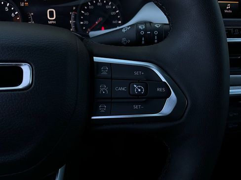 Used 2025 Jeep Compass Limited image 37