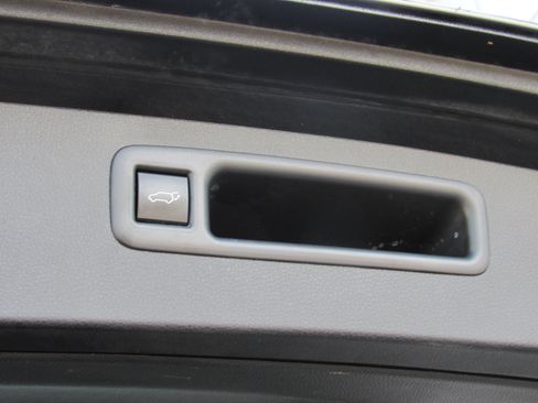 Used 2023 Toyota Highlander LE FWD image 40