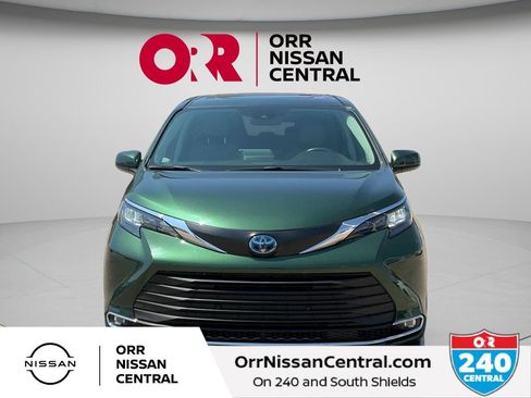 Used 2024 Toyota Sienna XLE FWD image 2