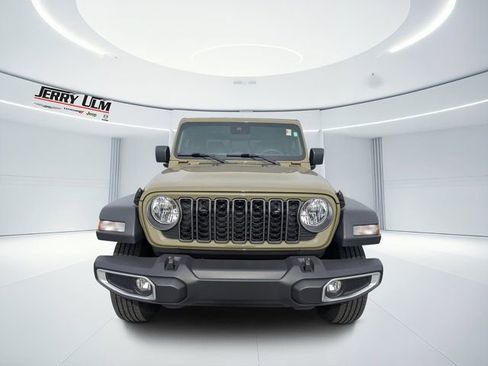 Used 2025 Jeep Gladiator Sport image 7