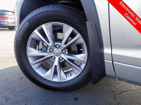 Used 2015 Toyota Highlander XLE image 12