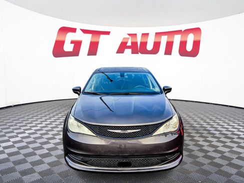 Used 2022 Chrysler Voyager LX image 2