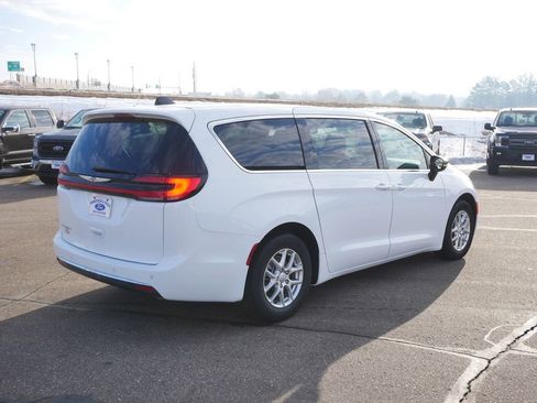 Used 2025 Chrysler Pacifica Select image 5