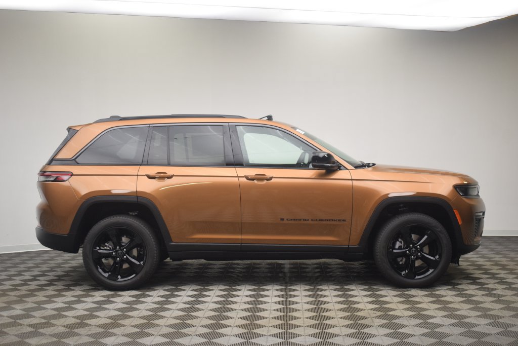 New 2027 Jeep Grand Cherokee Limited w/ Limited Altitude Package AWD/4WD image 4