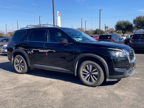 Used 2022 Nissan Pathfinder SL image 2