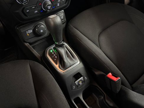 Used 2023 Jeep Renegade Latitude AWD/4WD image 23