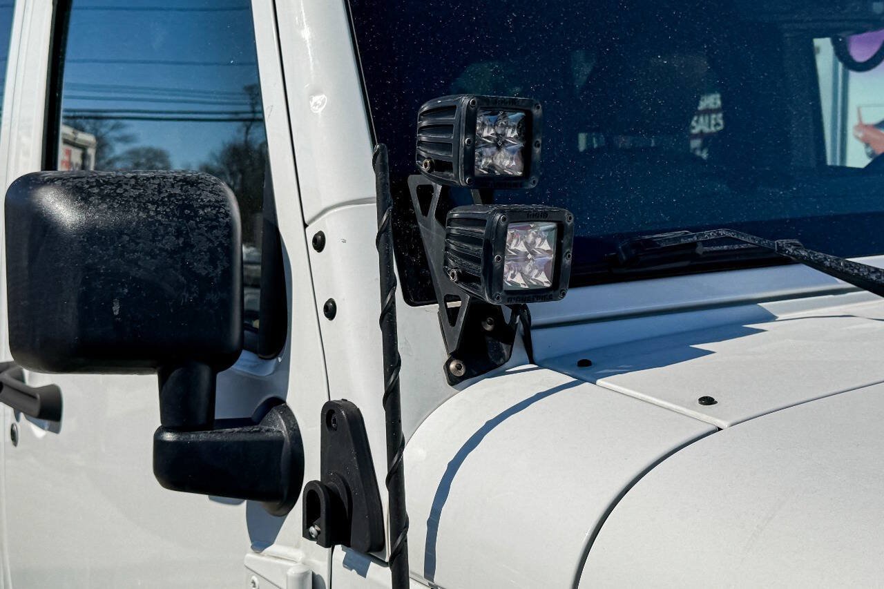 Used 2014 Jeep Wrangler Unlimited Sahara w/ Dual Top Group AWD/4WD image 12