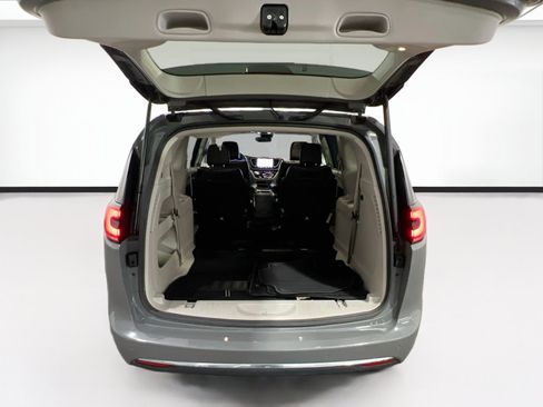 Used 2022 Chrysler Pacifica Touring-L FWD image 18