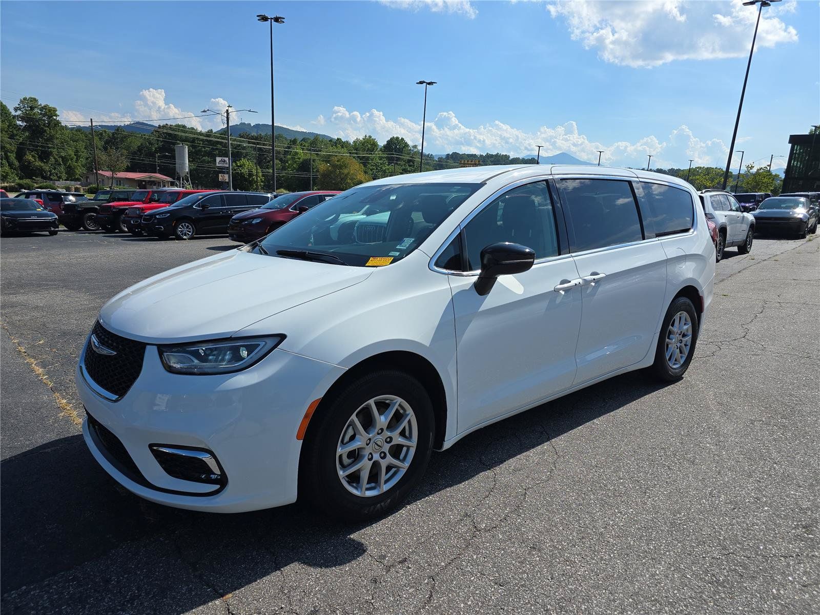 Used 2024 Chrysler Pacifica Touring-L FWD image 7