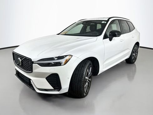 Used 2023 Volvo XC60 B5 Plus w/ Climate Package AWD/4WD image 3