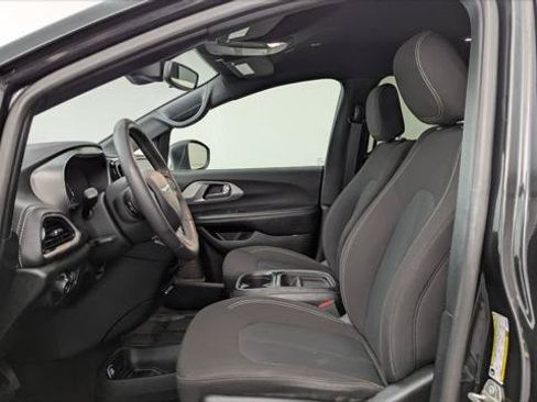 Used 2023 Chrysler Pacifica Touring FWD image 14